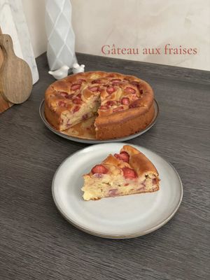 Publication TikTok : Recette Gâteau au yaourt, Fraises et crème de vanille 🍓🇫🇷👇