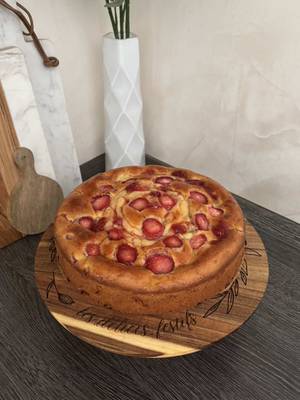 Publication TikTok : Gâteau au yaourt, Fraises et crème de vanille 🍓